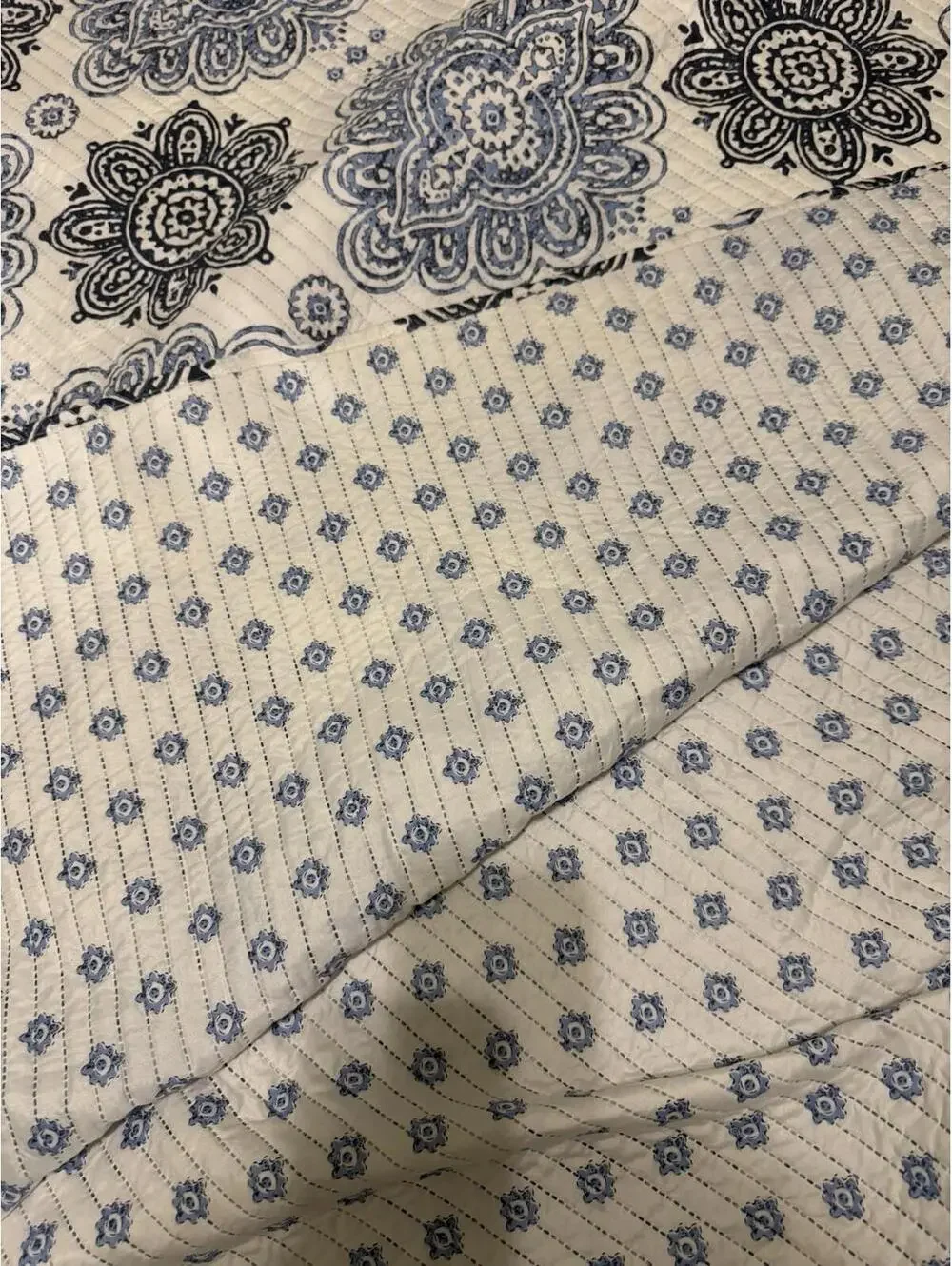 Freshhome Geometric reversible Blue and White Comforter Set with Sham: pre-owned